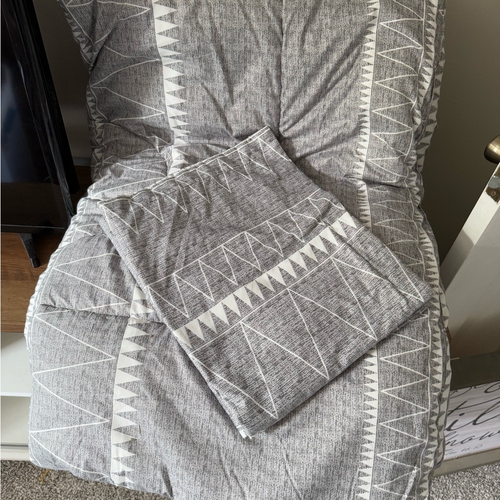 Gray and White Geometric Bedding Set